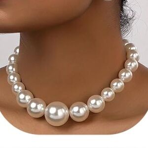 ✨TREND ALERT ✨ Oversized pearls! Adjustable choker necklace